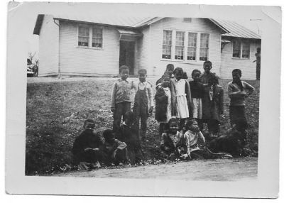 Amissville Grade School, Primer to 3rd Grade, 1949 or 1951
Amissville Grade School, Primer to 3rd Grade, most of the 18 students in class of Fay Jordan (Nicholas), 1949 or 1951. Courtesy of Fay Nicholas.
